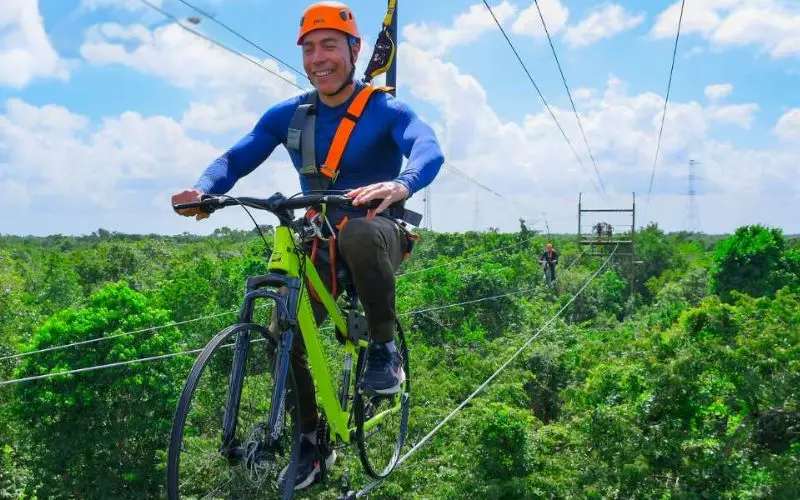 a bicicleta aerea tirolesa aventura cancun
